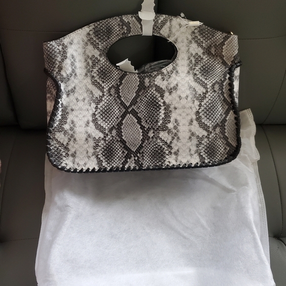 Snake embossed faux leather shell Crossbody Bag - Picture 2 of 8